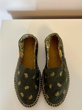Ubuntu Life Green Canvas Espadrilles with Gold Elephant Print Size 8
